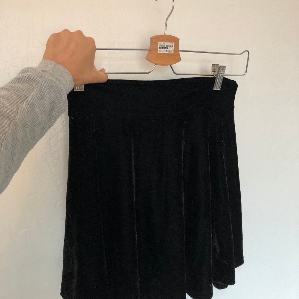Adorable & trendy black velvet flowy skirt